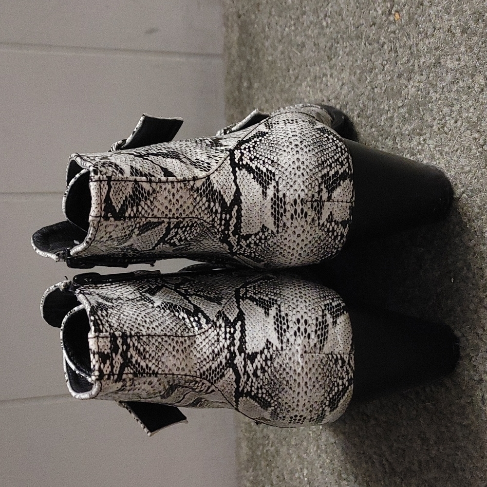 Snakeskin ankle bootie - Picture 2 of 5